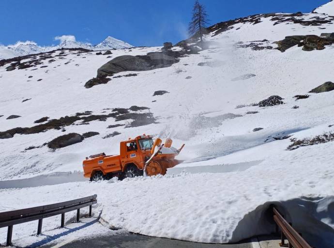 Neve abbondante al Colle del Nivolet: slitta fino a completa rimozione, la riapertura del tratto alto della Sp 50